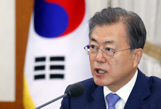 국무회의 주재하는 문 대통령      (서울=연합뉴스) 배재만 기자 = 문재인 대통령이 30일 오전 청와대에서 열린 국무회의에서 발언하고 있다. 2019.4.30      scoop@yna.co.kr  (끝)